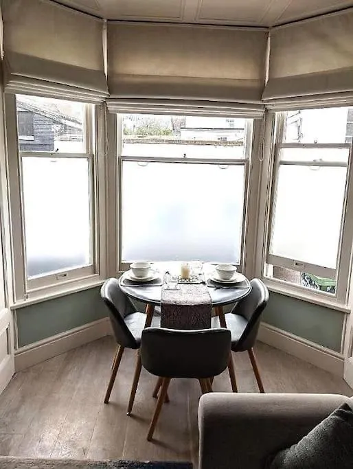 Beautiful Ground Floor Apartment With Parking, אקסטר
